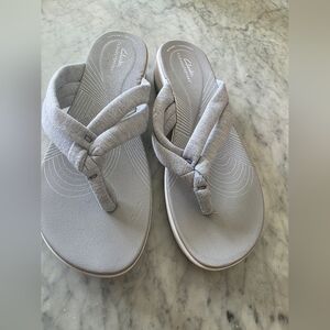 Clarks Cloudsteppers Women's Gray Cushioned Flip Flop Sandals